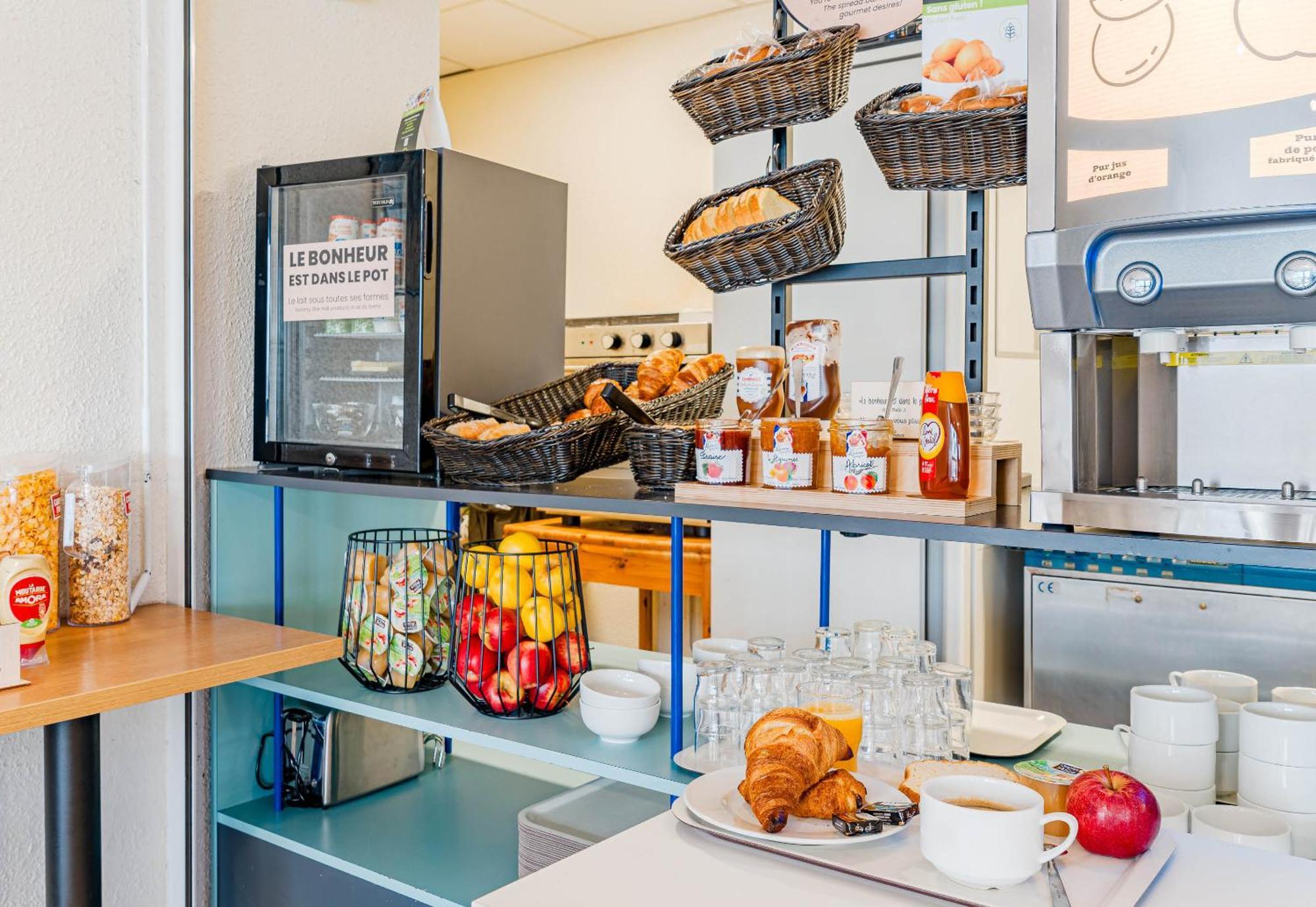 B&B Hotel Chatellerault Bagian luar foto