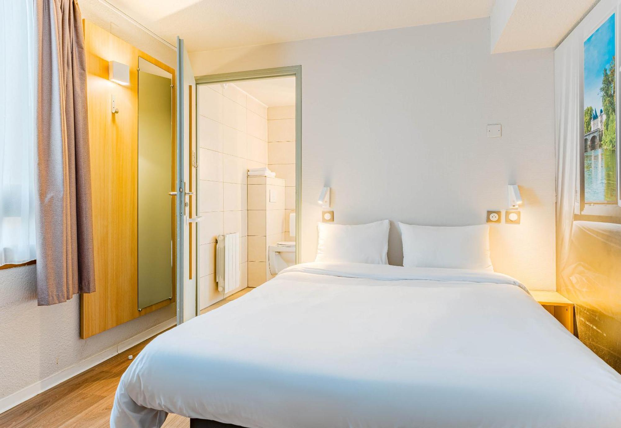 B&B Hotel Chatellerault Bagian luar foto