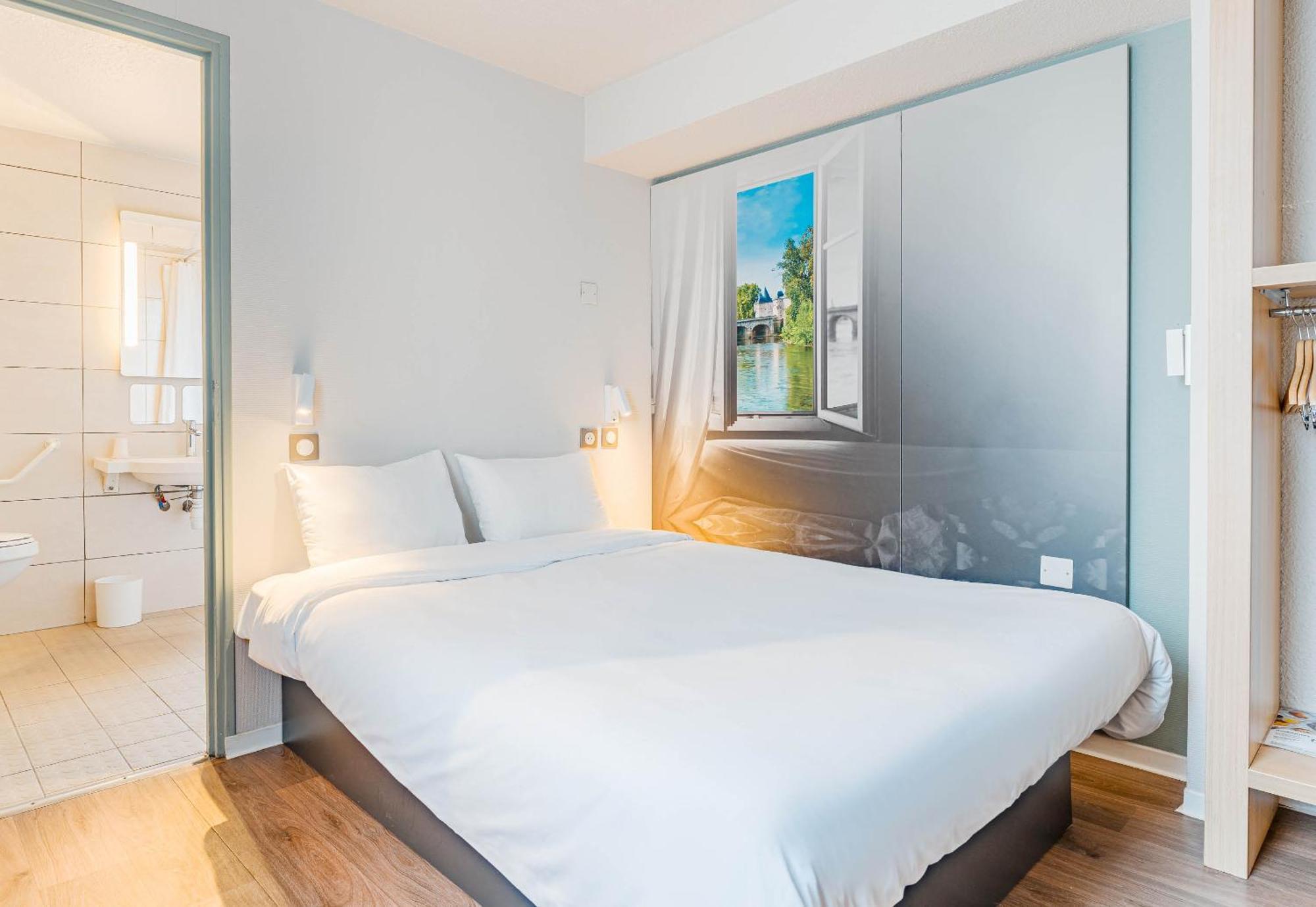 B&B Hotel Chatellerault Bagian luar foto